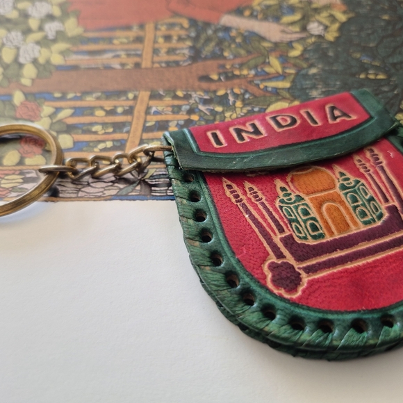 Taj MAHAL MADE IN INDIA COINPURSE/ KEYCHAIN IN RED AND GREEN LEATHER - Picture 5 of 9